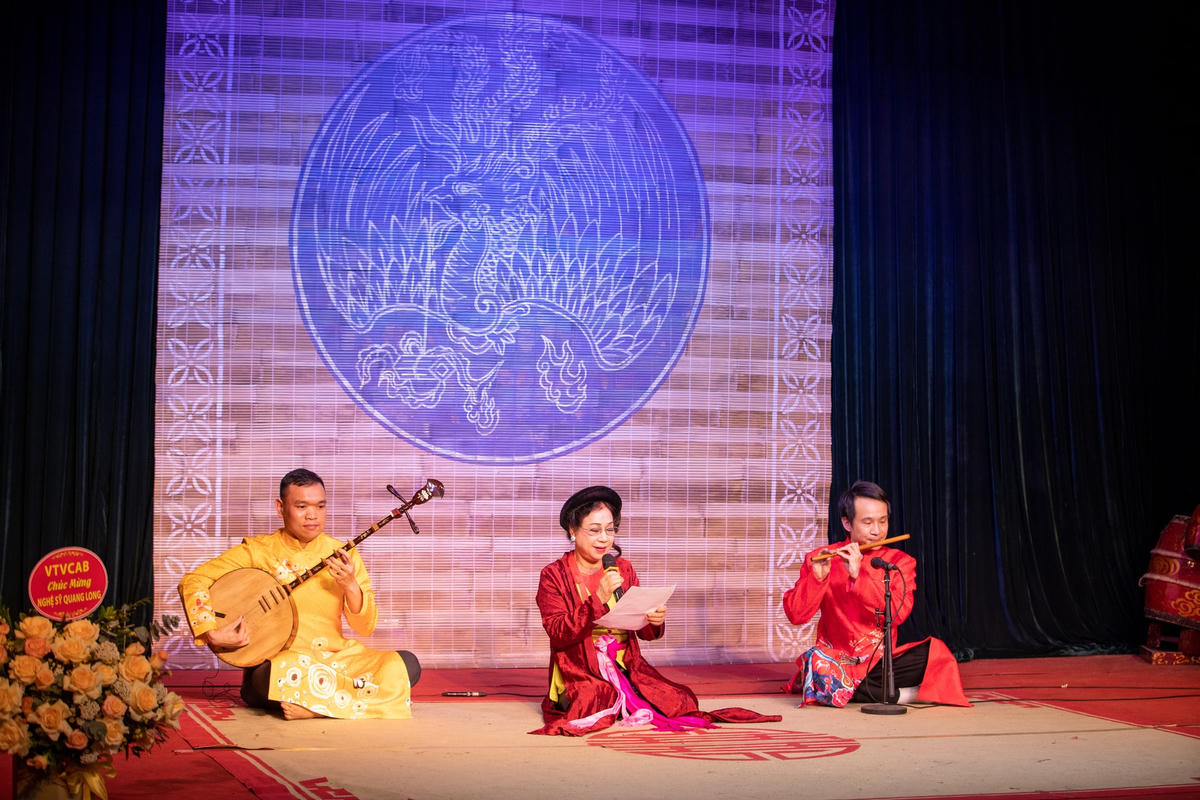 NSND Thanh Hoài (giữa) thể hiện một trích đoạn ngâm Kiều.