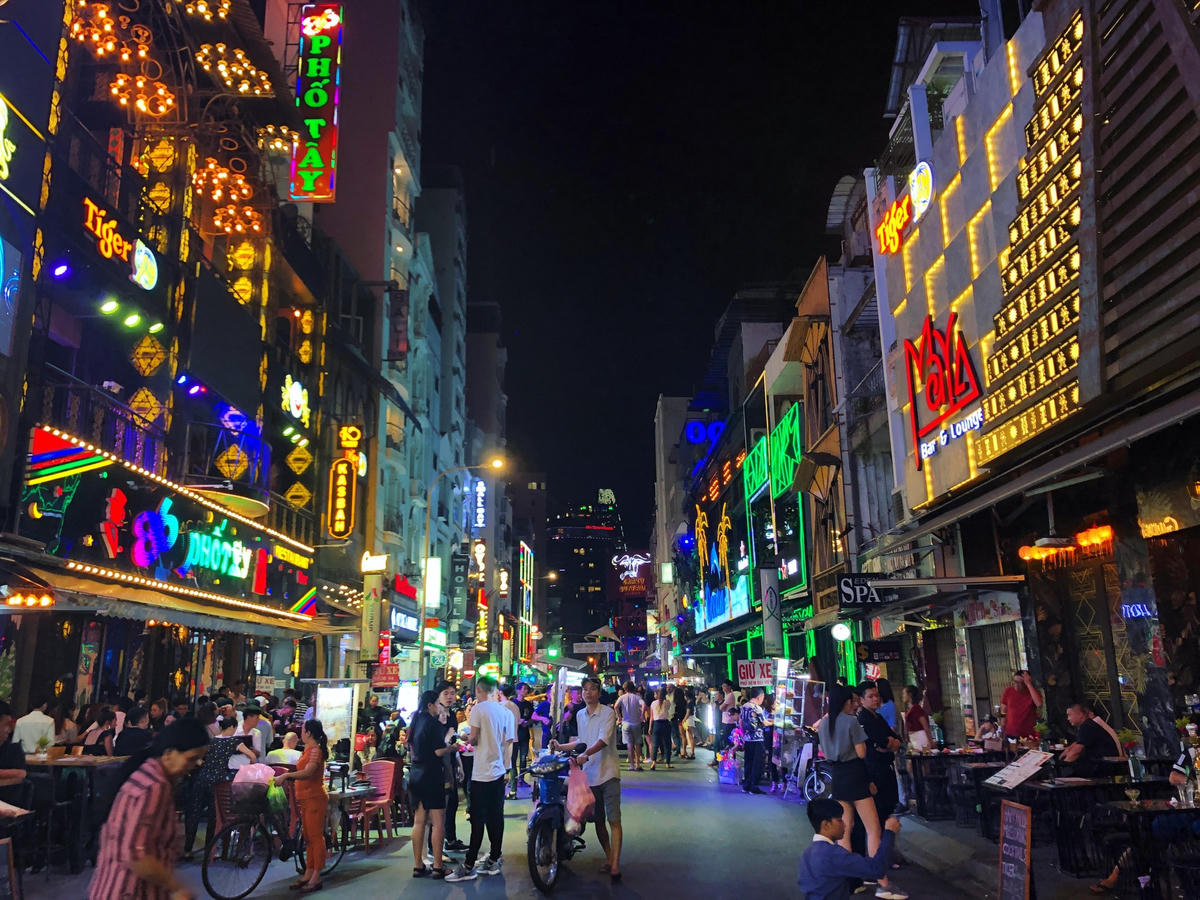 Khu phố Tây luôn tấp nập sôi động bất kể ngày đêm.