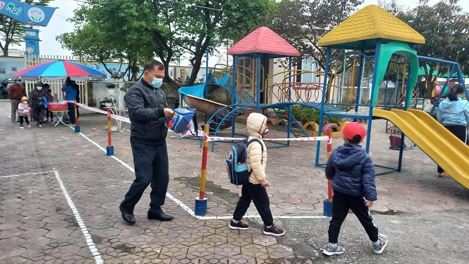 Nhiều trường đã phải căng dây thành các lối đi ra-vào để giữ khoảng cách, hạn chế tiếp xúc khi đưa trẻ đến trường.