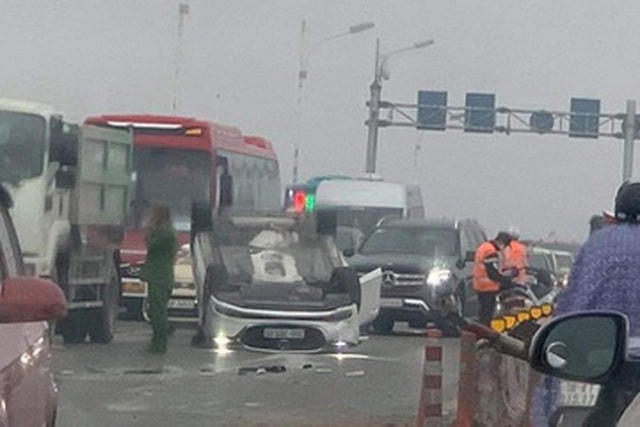 Chiếc xe ô tô do nữ tài xế điều khiển bị lật ngửa trên cầu Vĩnh Tuy (Ảnh: Hải Nguyễn).