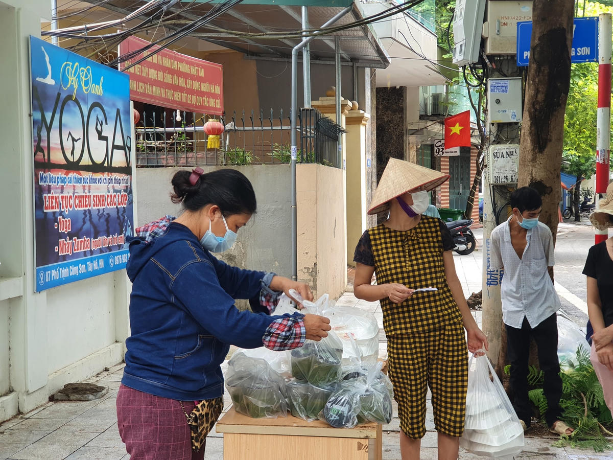 Người dân đều bày tỏ sự vui mừng, phấn khởi khi được hỗ trợ các suất ăn 0 đồng, bớt đi phần nào những khó khăn do ảnh hưởng của dịch bệnh.