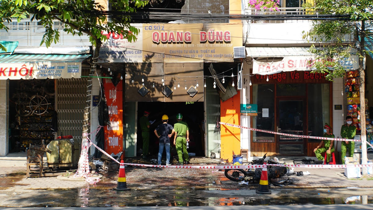 Lực lượng Công an Quảng Ngãi phong tỏa hiện trường.