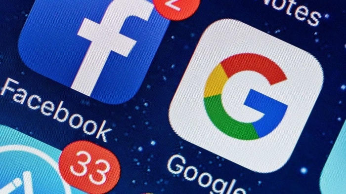 Ứng dung trên thiết bị di động của Facebook và Google. Ảnh CNN.