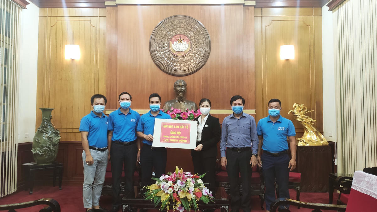 Phó Chủ tịch Trương Thị Ngọc Ánh tiếp nhận ủng hộ từ Hội hoa lan Đất Tổ. Ảnh: Trung Quân.
