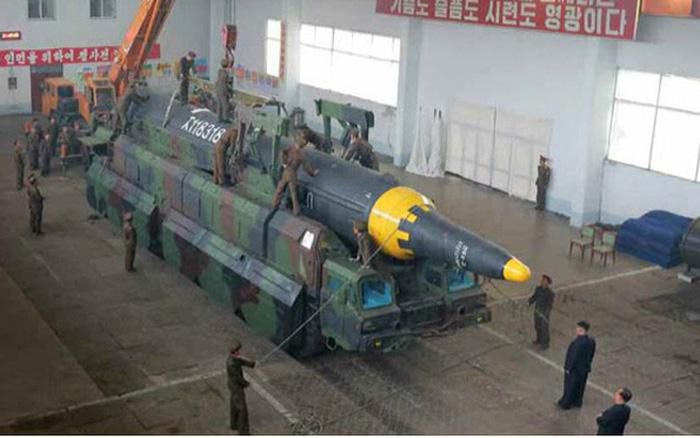 Tên lửa Hwasong-12 được công bố lần đầu tiên vào năm 2017 và vẫn giữ một vai trò quan trọng trong các lực lượng vũ trang của đất nước này do tầm quan trọng chủ chốt trong việc uy hiếp các cơ sở của Mỹ trên đảo Guam, nơi rất quan trọng đối với các hoạt động tăng cường sức mạnh của Whashington trong khu vực.