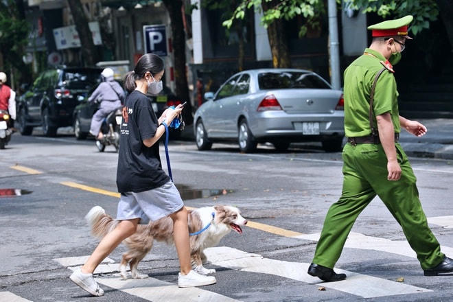 Trong ngày đầu áp dụng giãn cách xã hội toàn thành phố, cơ quan chức năng trên địa bàn phường Hàng Trống đã lập biên bản để hoàn tất việc xử phạt hành chính 7 trường hợp ra đường không có lý do chính đáng (Ảnh: Thành Trung).  