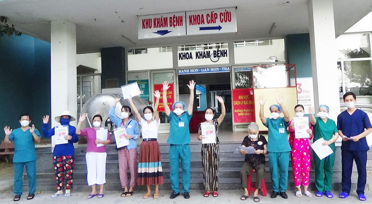Bác sỹ Nguyễn Đại Vĩnh, Giám đốc TTYT Hòa Vang kiêm Giám đốc Bệnh viện (BV) dã chiến Hòa Vang, chúc mừng và trao giấy ra viện cho BN Covid-19. Ảnh Sở Y tế Đà Nẵng cung cấp.
