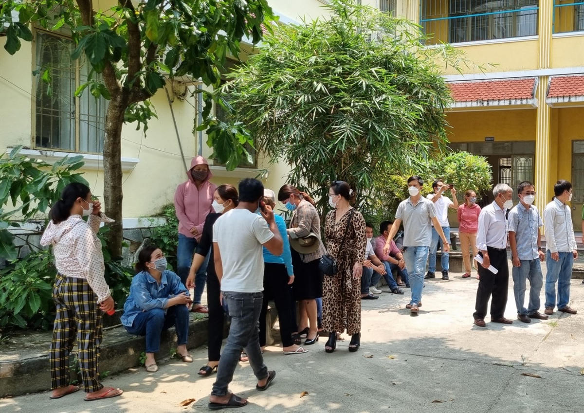 Người thân của các bị cáo theo dõi vụ án tại TAND tỉnh Quảng Nam.