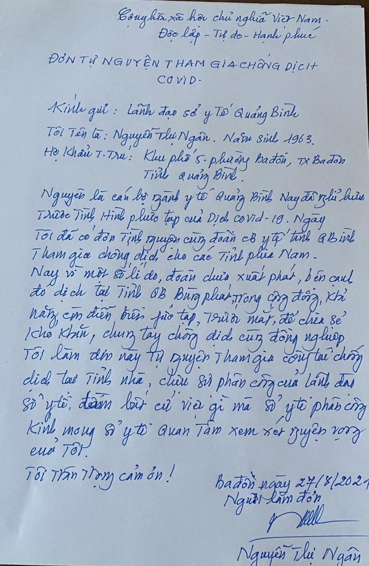 Lá đơn viết tay tình nguyện tham gia phòng, chống dịch Covid-19 của bà Nguyễn Thị Ngân.   Ảnh: Trường Sinh