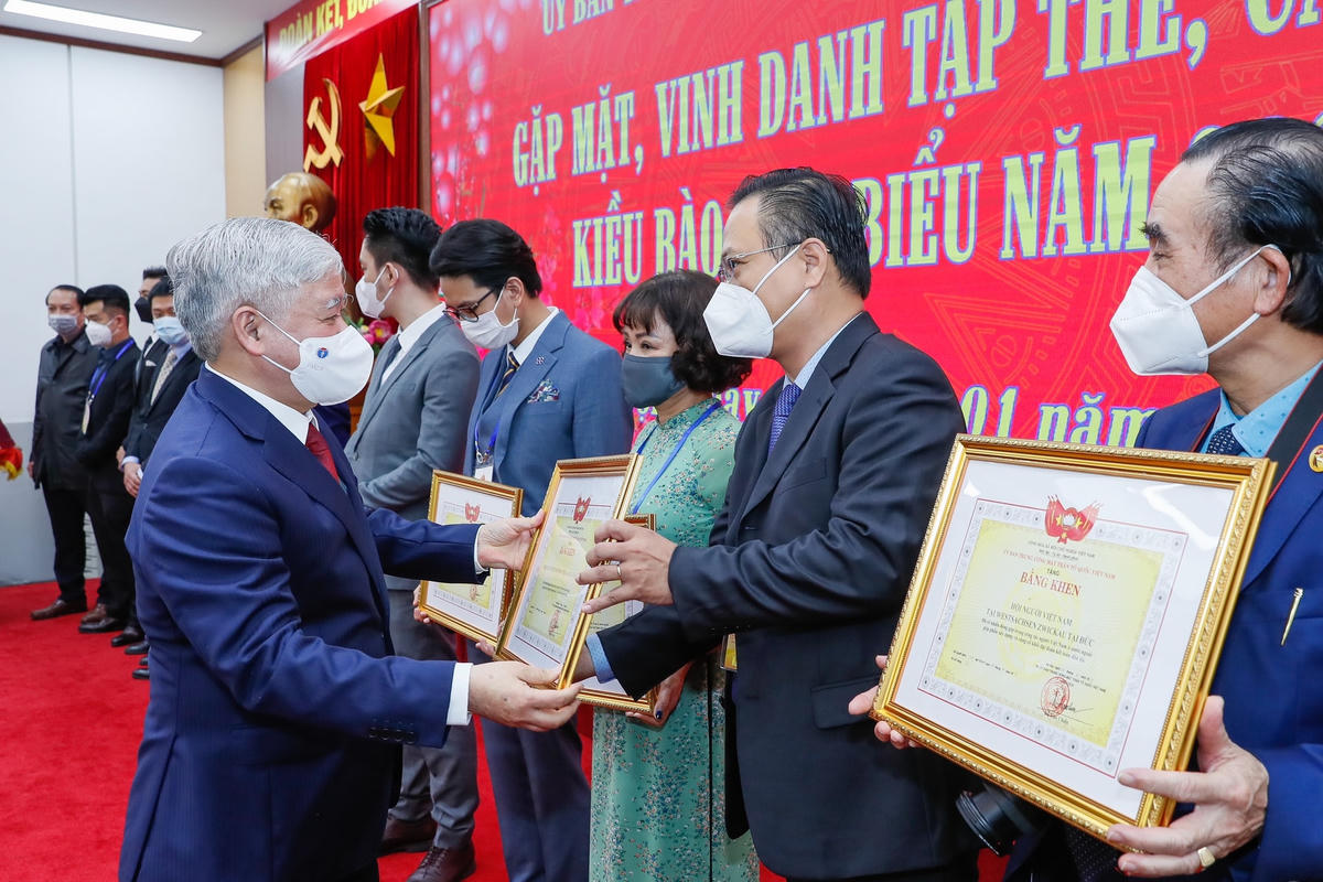 Chủ tịch Đỗ Văn Chiến trao Bằng khen cho các tập thể, cá nhân đã có nhiều đóng góp trong công tác người Việt Nam ở nước ngoài.