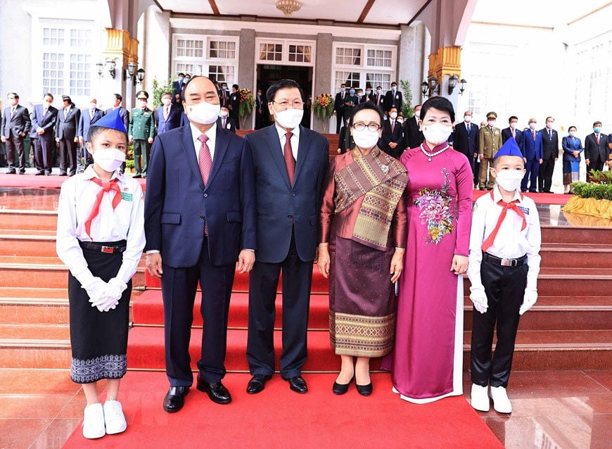 Tổng Bí thư, Chủ tịch nước Lào Thongloun Sisoulith và Phu nhân cùng Chủ tịch nước Việt Nam Nguyễn Xuân Phúc và Phu nhân tại lễ đón. (Ảnh: Thống Nhất/TTXVN).