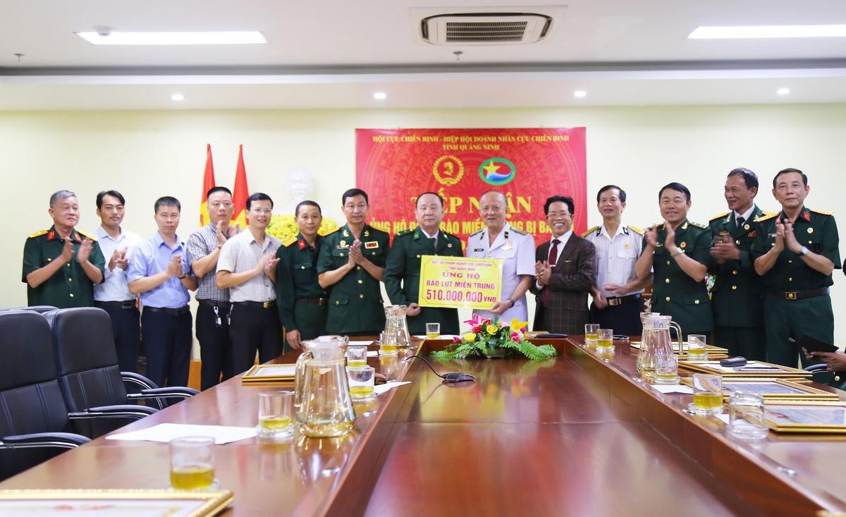 Hội CCB - Hiệp hội Doanh nhân CCB tỉnh Quảng Ninh tiếp nhận 510 triệu đồng ủng hộ đồng bào miền Trung bị bão lũ.