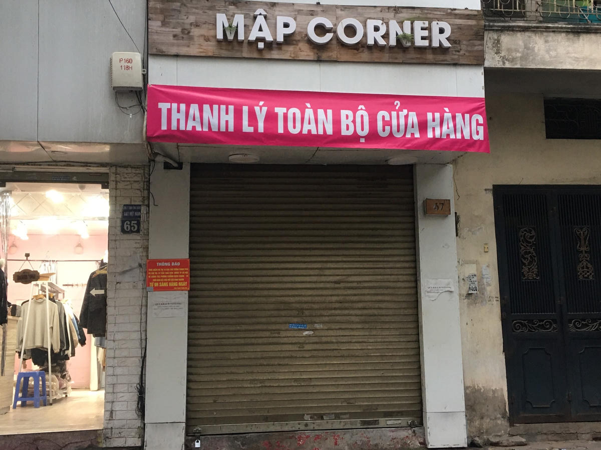 Thậm chí, nhiều cửa hàng vì không thể cầm cự qua mùa dịch, phải rơi vào cảnh thanh lý, giao bán mặt bằng.