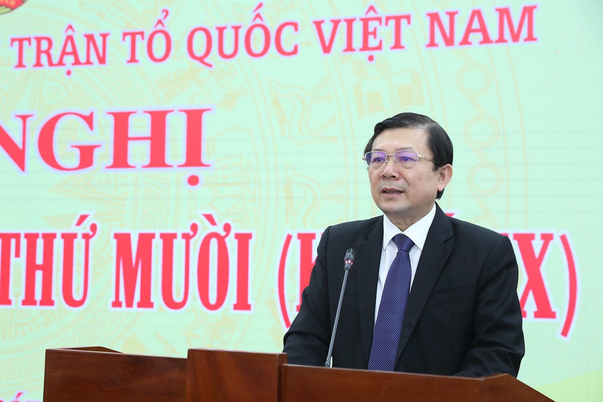 Phó Chủ tịch UBTƯ MTTQ Việt Nam Nguyễn Hữu Dũng trình bày tờ trình về công tác nhân sự.