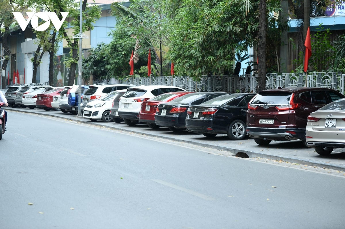 Đá ‘vĩnh cửu’ ở Hà Nội chưa lát xong đã vỡ nát vì ô tô leo lên vỉa hè đậu đỗ