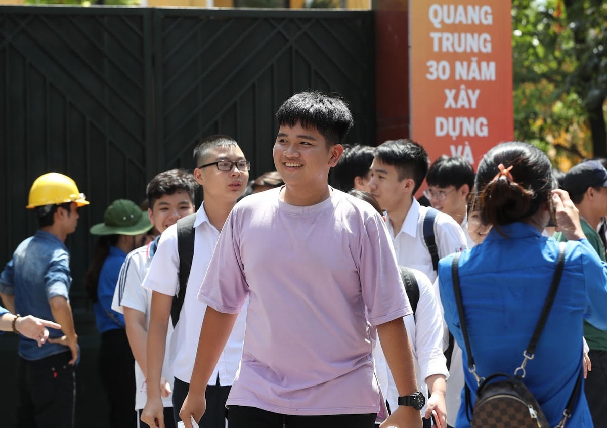 Thí sinh phấn khởi vì đề Tiếng Anh dễ, dự báo nhiều điểm 10. Ảnh: Quang Vinh.