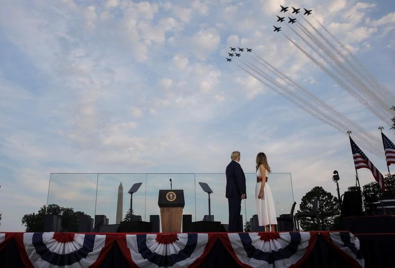 Tổng thống Mỹ Donald Trump và Đệ nhất phu nhân Melania Trump theo dõi màn trình diễn của các phi đội bay trên bầu trời khi tham gia sự kiện mang tên: "Chào nước Mỹ 2020" ở Bãi cỏ phía Nam của Nhà Trắng.