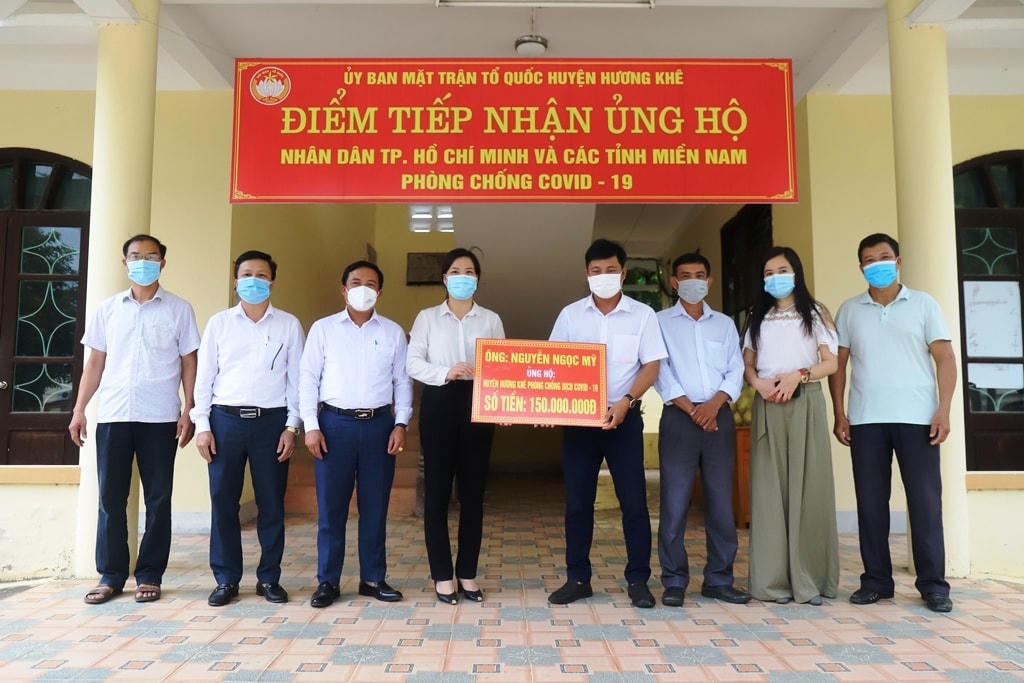 Ông Nguyễn Ngọc Mỹ - Chủ tịch Tập đoàn Vabis trao tặng 150 triệu đồng cho Ủy ban MTTQ Việt Nam huyện Hương Khê để phòng, chống dịch Covid-19.