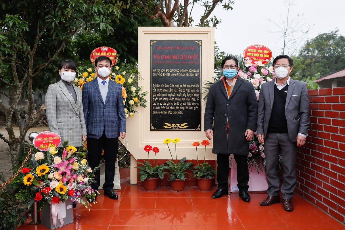 Các đại biểu khánh thành Bia lưu niệm Ban Biên tập Báo Cứu quốc - tiền thân của Báo Đại Đoàn Kết. Ảnh: Quang Vinh.