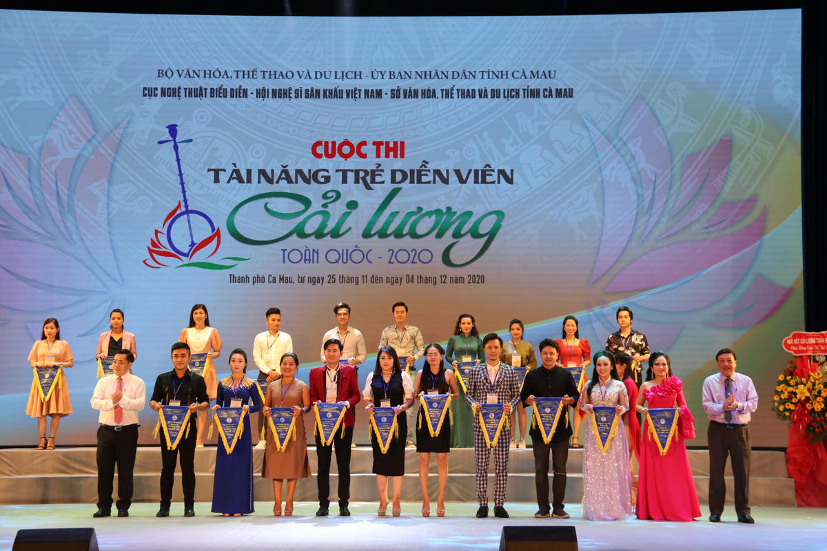 Tặng cờ lưu niệm cho các thí sinh tham dự cuộc thi.