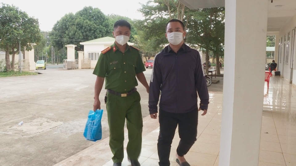 Dẫn giải đối tượng Trường về cơ quan điều tra.