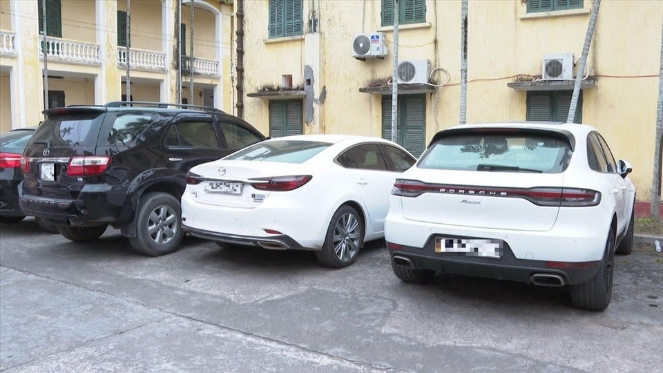 Những chiếc xe sang của các con bạc bị thu giữ.