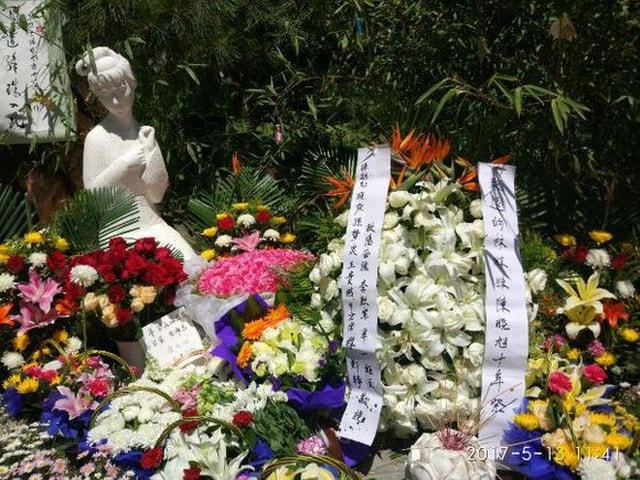 Vào ngày 13/5 hàng năm, ngày mất của Trần Hiểu Húc, người hâm mộ và bạn bè vẫn tụ tập để tưởng nhớ một ngôi sao tài hoa nhưng bạc mệnh.  