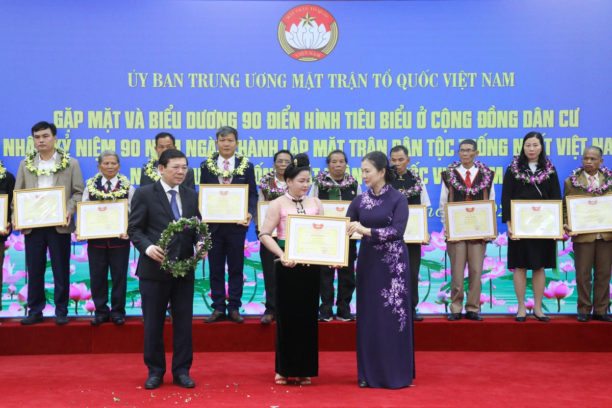 Phó Chủ tịch Trương Thị Ngọc Ánh, Phó Chủ tịch Nguyễn Hữu Dũng tặng hoa và Bằng khen cho các điển hình tiêu biểu.