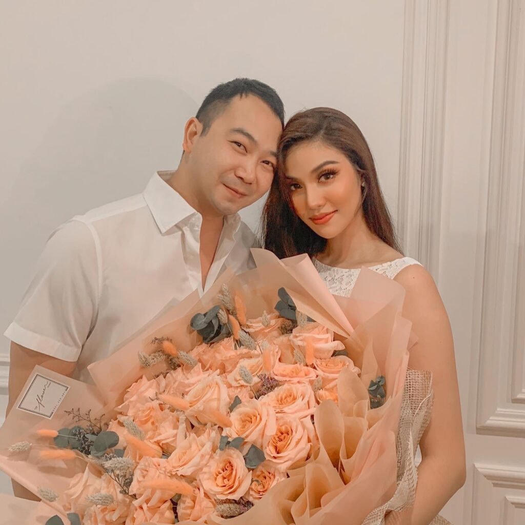 Đồng hành với nhau đã hơn 2 năm, John Tuấn Nguyễn - Lan Khuê đã có một thiên thần nhỏ. Từ sau khi kết hôn, Lan Khuê hiếm khi xuất hiện trong showbiz mà dành thời gian chăm sóc gia đình nhỏ của mình. Trong khi đó, John Tuấn Nguyễn cũng hết mực cưng chiều vợ con.