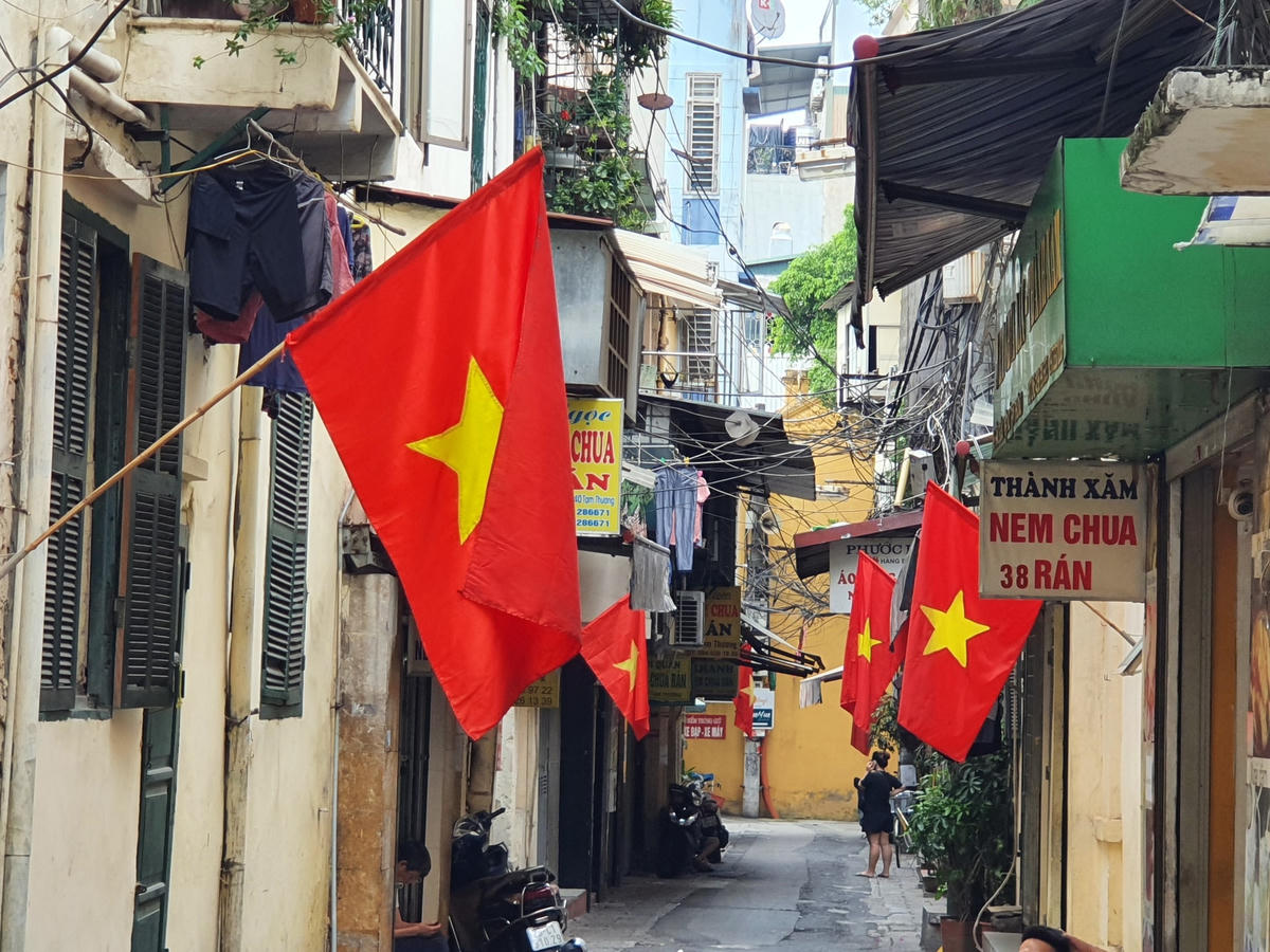 Bên trong ngõ Tạm Thương, quận Hoàn Kiếm cũng rực đỏ quốc kỳ.