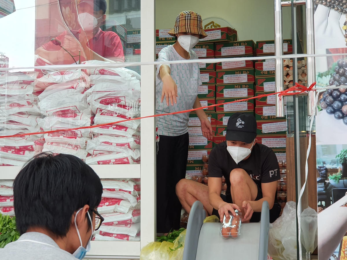 Các thành viên đều đeo khẩu trang và thực hiện giãn cách. 