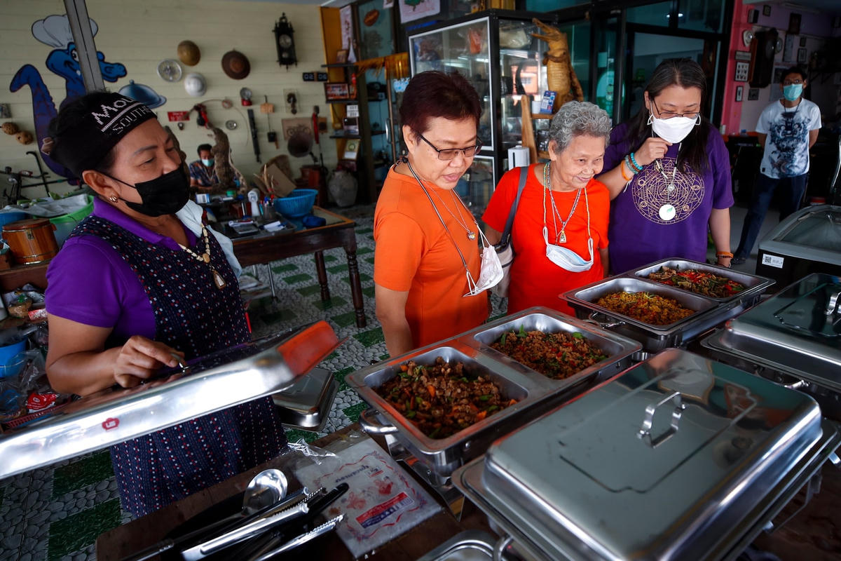 Những món ăn đa dạng và thơm ngon được bày ra từng khay cho khách hàng lựa chọn. Ảnh: Diego Azubel / EPA.