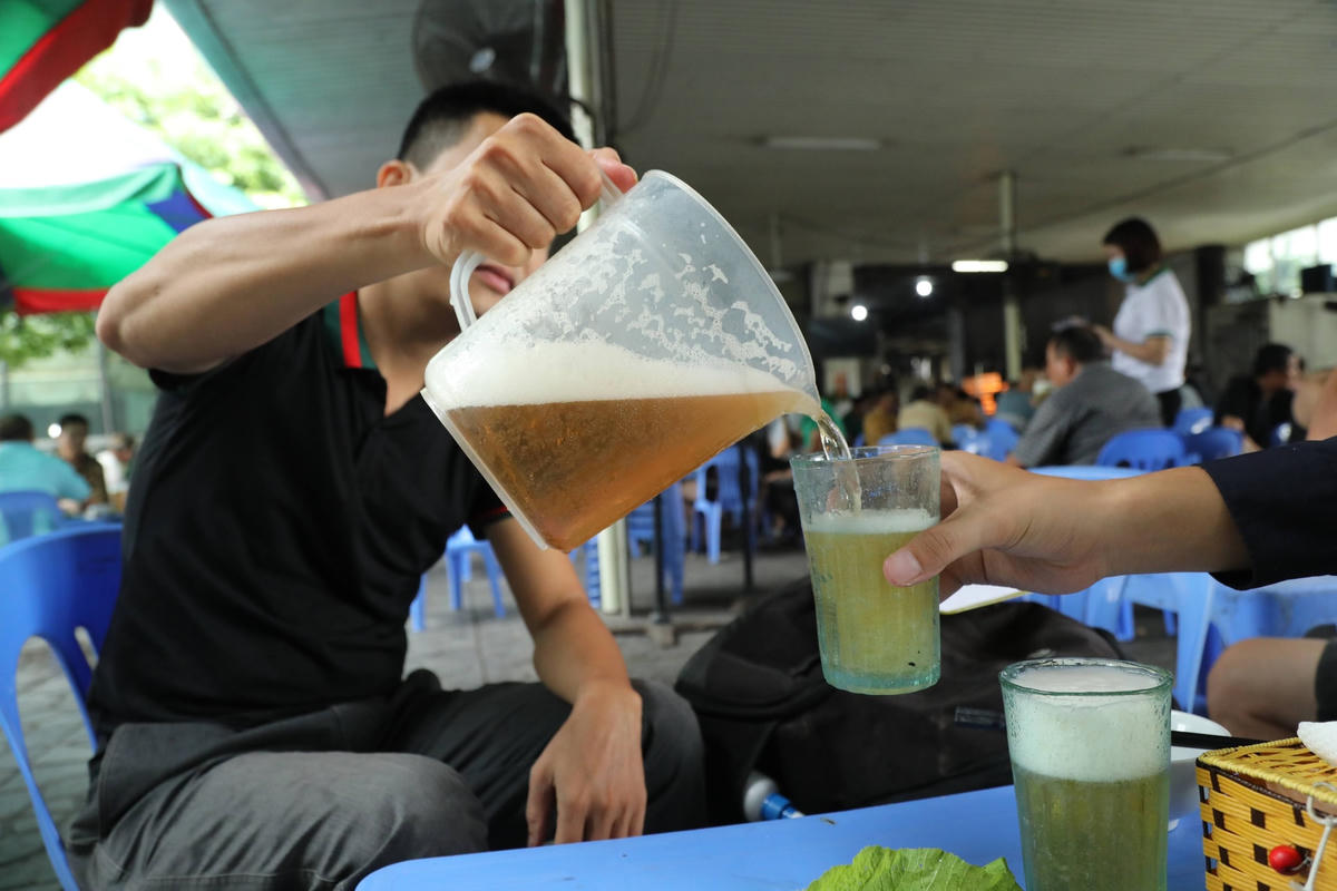 Uống rượu bia gây nhiều tác hại nghiêm trọng.