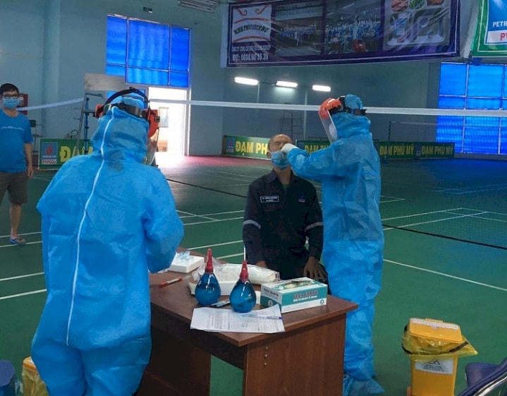 Người lao động PVFCCo thực hiện xét nghiệm Covid-19.