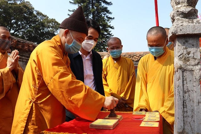 Thượng tọa Thích Thanh Quyết, Phó Chủ tịch Hội đồng Trị sự Trung ương Giáo hội Phật giáo Việt Nam, Trưởng Ban trị sự Giáo hội Phật giáo Việt Nam tỉnh Quảng Ninh đóng dấu thiêng Yên Tử hôm mùng 10 tháng Giêng Tân Sửu.
