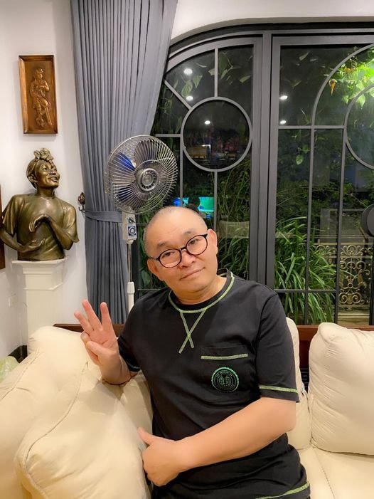 Nghệ sĩ Xuân Hinh ngồi đợi từ 6h tối để chờ xem trận Việt Nam - Malaysia. Anh hào hứng: "Chốt đơn Việt Nam 3 - 0 Malaysia nhé cả nhà”.