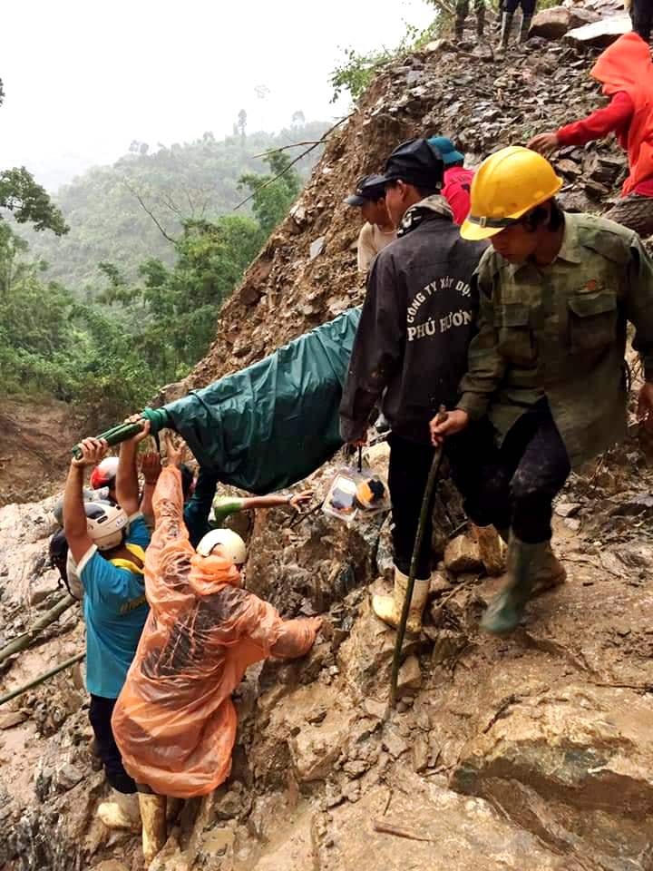 Người dân vượt núi băng rừng đưa thai phụ đi cấp cứu.