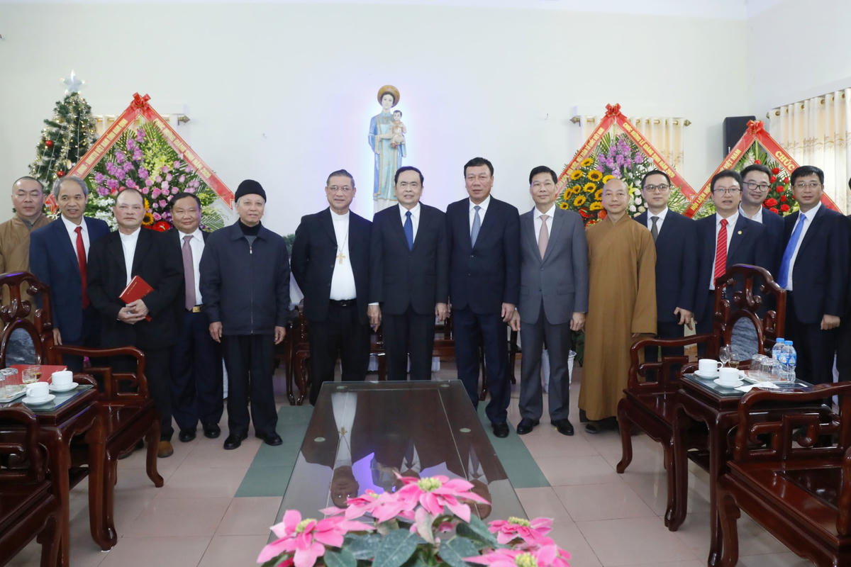 Chủ tịch UBTƯ MTTQ Việt Nam Trần Thanh Mẫn cùng đoàn công tác thăm, chúc mừng Giám mục Tôma Vũ Đình Hiệu và các vị chức sắc, tu sĩ Tòa Giám mục Bùi Chu (Nam Định). Ảnh: Quang Vinh.