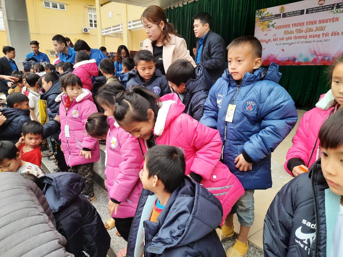 Niềm vui của các em nhỏ khi được khoác lên mình những chiếc áo mới chứa đựng tình yêu thương đong đầy.