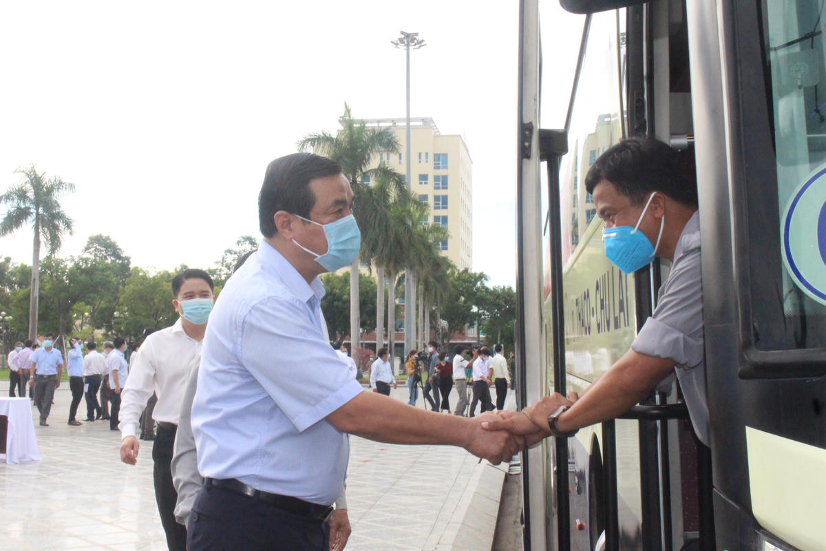 Bí thư Tỉnh ủy Phan Việt Cường động viên lái xe trước khi xuất phát.