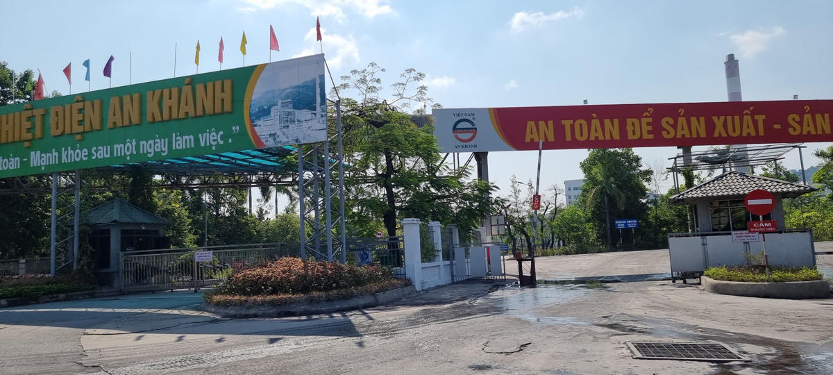Dân xã An Khánh bức xúc trước vấn nạn ô nhiễm môi trường từ Nhà máy Nhiệt điện An Khánh. Ảnh: Nam Anh.
