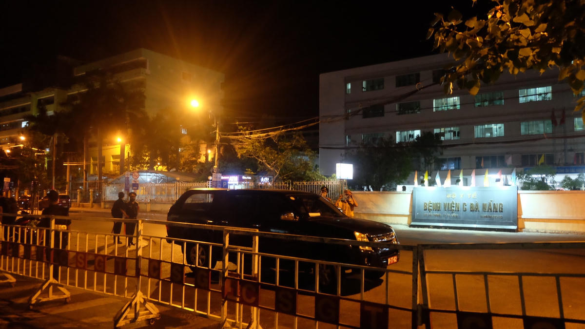 Rào chắn phog toả khu vực xung quanh Bệnh viện C tại giao lộ Ngô Gia Tự - Hải Phòng.