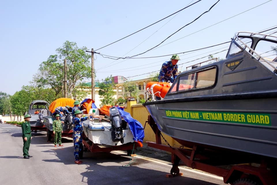 BĐBP Hà Tĩnh huy động lực lượng, phương tiện giúp dân phòng chống bão số 13.