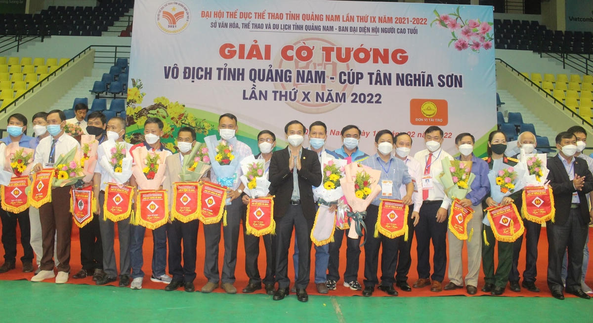 Lãnh đạo tỉnh Quảng Nam tặng hoa, cờ lưu niệm cho các kỳ thù tham dự giải đấu.
