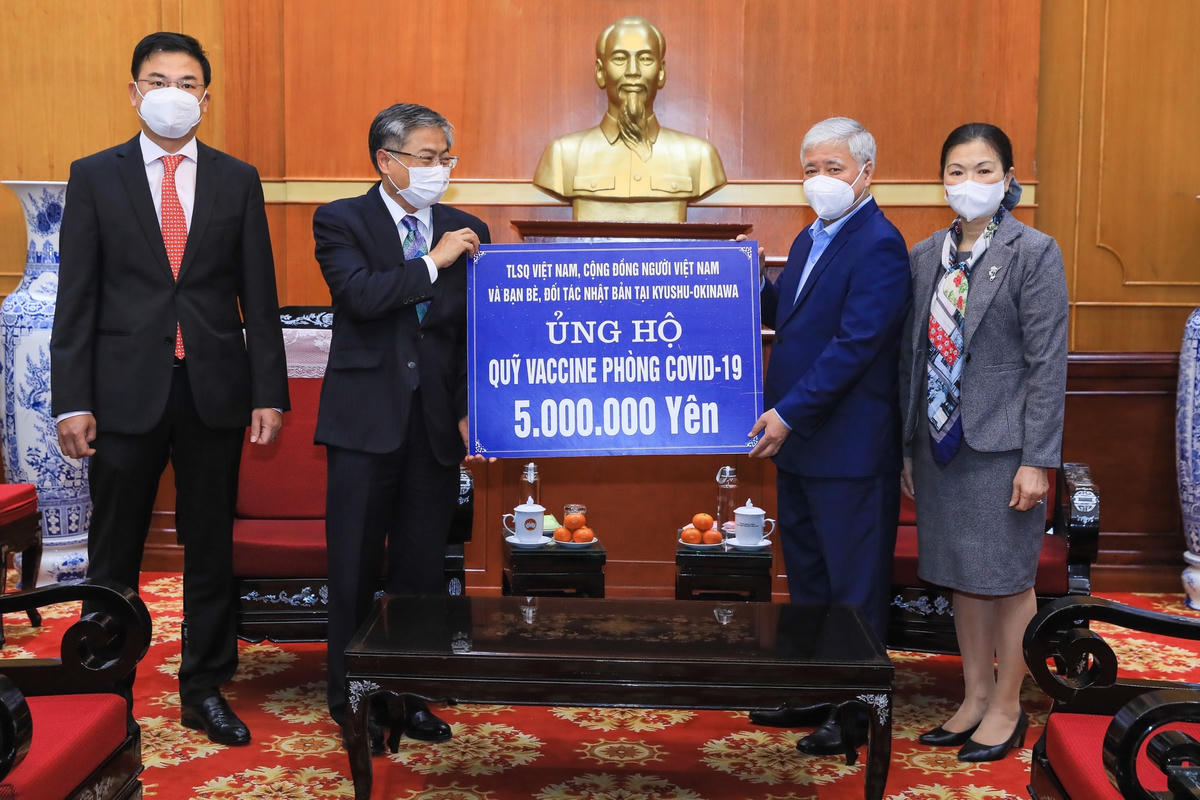 Chủ tịch Đỗ Văn Chiến tiếp nhận ủng hộ từ Tổng Lãnh sự quán Việt Nam, Cộng đồng người Việt Nam và bạn bè, đối tác Nhật Bản tại Kyushu-Okinawa. Ảnh: Quang Vinh.
