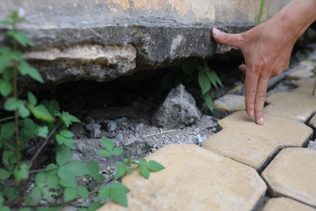Có đoạn lòi cả đất cát, lõi thép ra ngoài.  