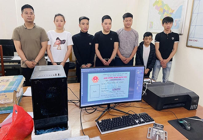 7 đối tượng trong ổ nhóm tội phạm sử dụng công nghệ cao và tang vật tại cơ quan công an.