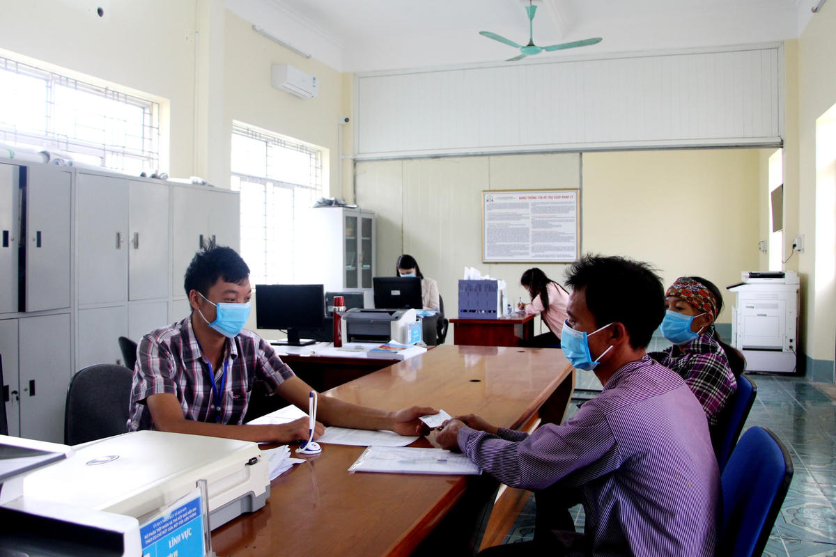 Cán bộ Bộ phận tiếp nhận và trả kết quả hiện đại xã Hải Sơn (TP Móng Cái) luôn tạo thuận lợi giải quyết thủ tục hành chính cho người dân. Ảnh: THU CHUNG