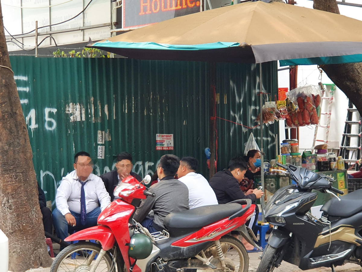 Nhiều quán trà đá cũng đã hoạt động trở lại, tụ tập đông người.