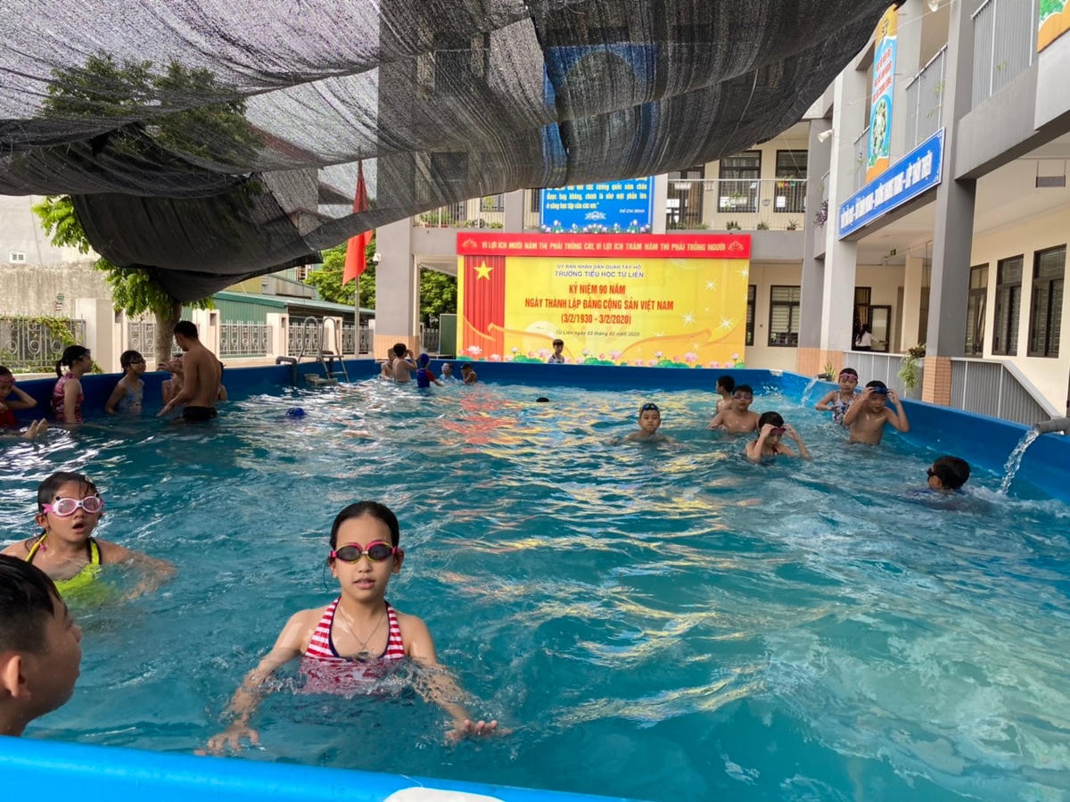 Dạy bơi cho HS ở trường Tiểu học Tứ Liên, Tây Hồ năm 2020.